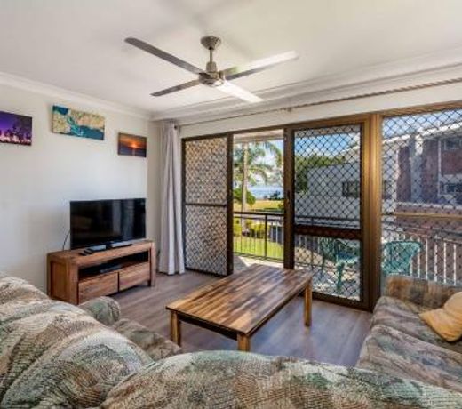 Great location close to waterfront, Shops, Restaurants and Cafes.