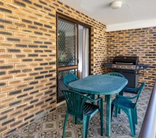 Great location close to waterfront, Shops, Restaurants and Cafes.