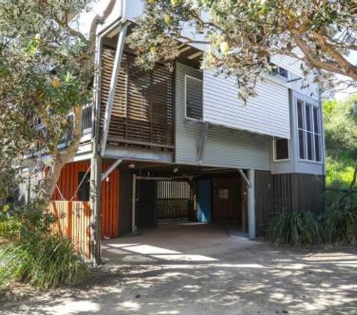 BEST OCEAN VIEWS ON STRADDIE + SUNSET DECK