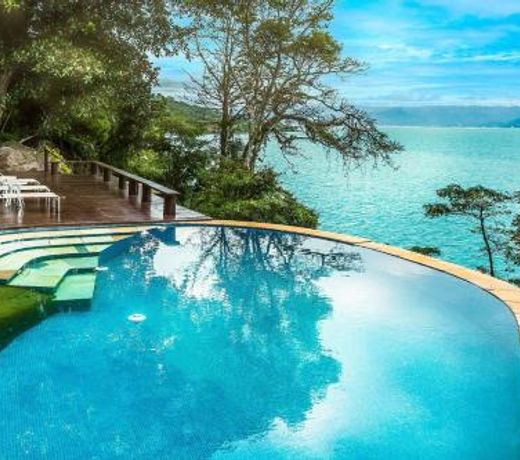 Casa de luxo com piscina e natureza em Ilhabela