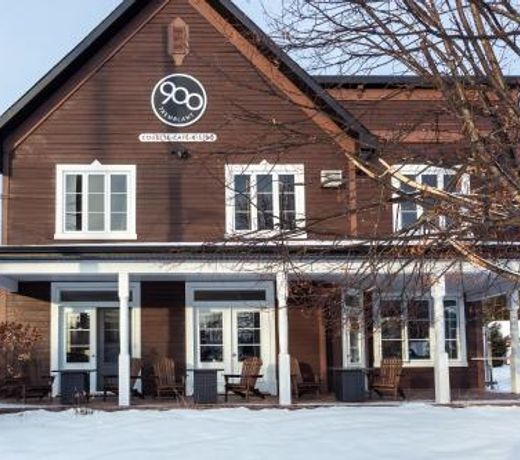 Le 900 Tremblant Inn Cafe and Bistro