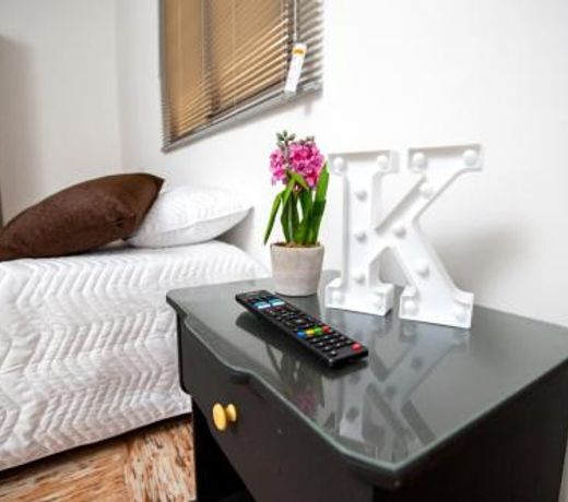 KOMODO ALOJAMIENTO - Casa hostal autoservicio - Habitaciones con baÃ±o privado, agua caliente , cama 2x2 y parking para motos