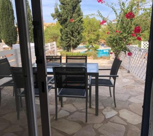 Spacious 3 bed, 2 bath maisonette in Regina Gardens