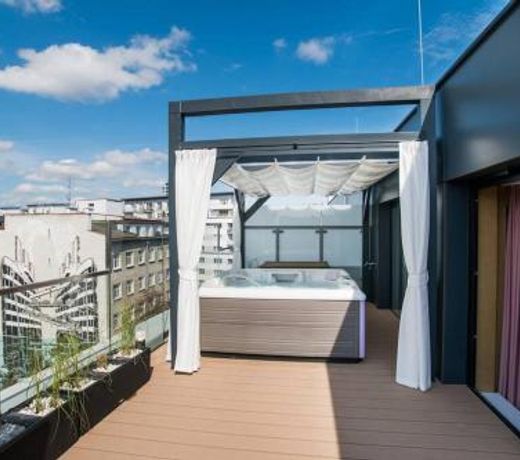 Luksusowy penthouse z jacuzzi i widokiem na morze