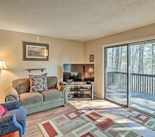 Cozy Retreat with Deck 3 Mi to DeSoto Golf Course!
