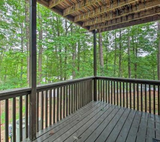 Cozy Retreat with Deck 3 Mi to DeSoto Golf Course!