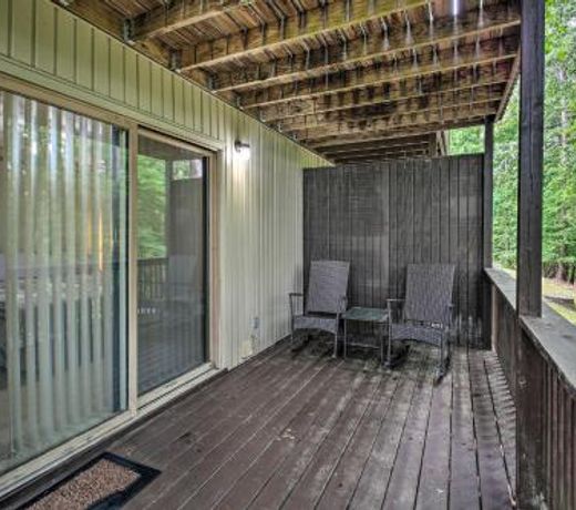 Cozy Retreat with Deck 3 Mi to DeSoto Golf Course!