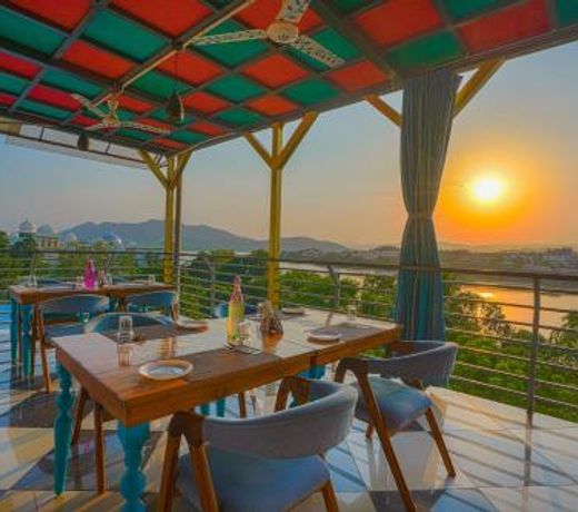 AAJ HAVELI - Lake Facing Boutique Hotel