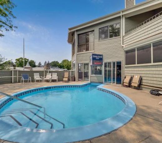 108 Pointes North Inn