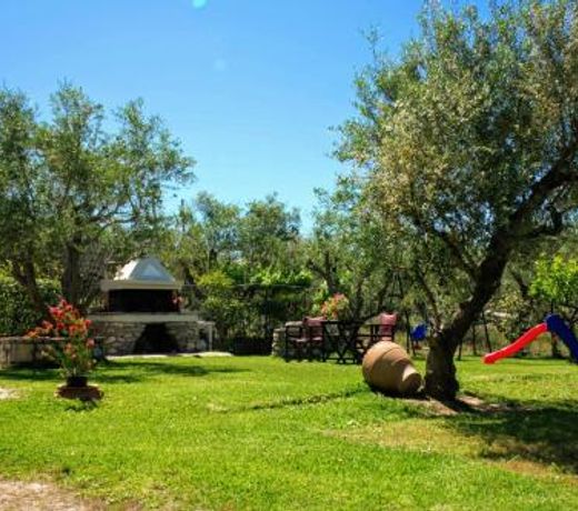 Petros Garden Îouse