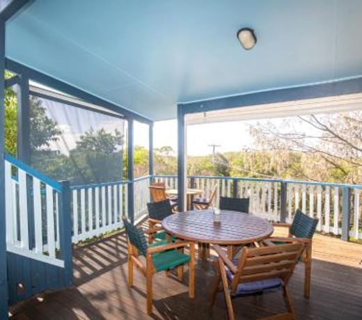 The Blue House - 100M TO BEACH, PET FRIENDLY, BIG HOUSE, SLEEPS 8