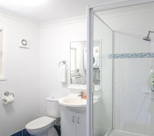 The Blue House - 100M TO BEACH, PET FRIENDLY, BIG HOUSE, SLEEPS 8
