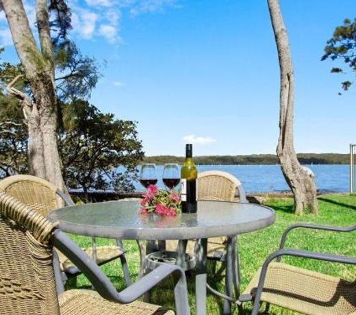Sanctuary on the Bay - fish or kayak from the yard