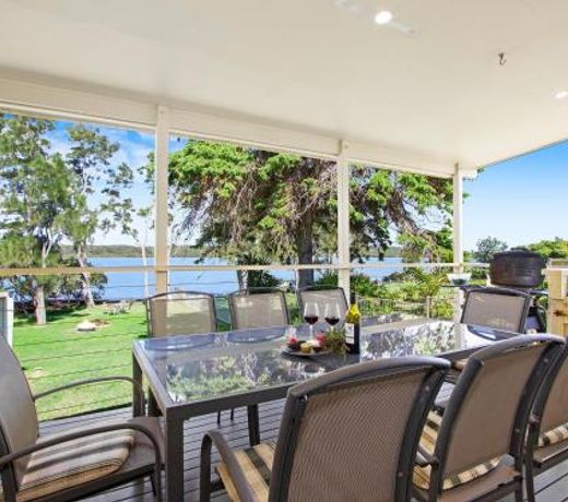 Sanctuary on the Bay - fish or kayak from the yard
