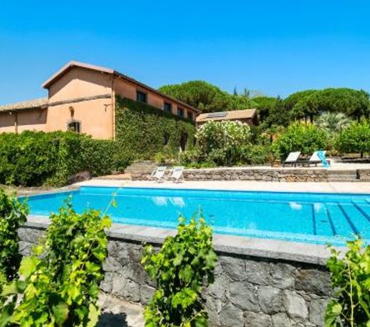 Cozzarelle Villa Sleeps 8 with Pool and WiFi