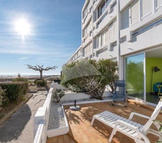 AS21518 - P3 Dans une residence direct sur la plage avec vue mer et piscine