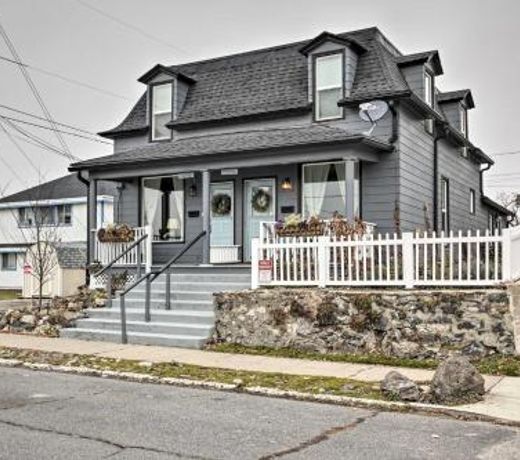 Paris Tastefully Remodeled Apt in Spokane!