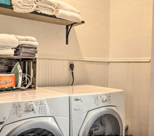 Paris Tastefully Remodeled Apt in Spokane!