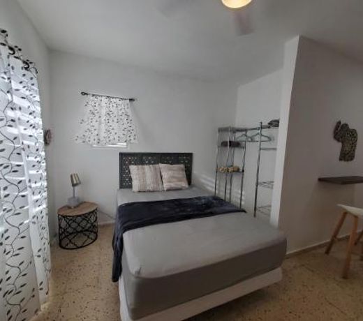 Aguadilla Surfers Lair apt with electricity water AC Wifi 8 minute walk to Crashboat beach