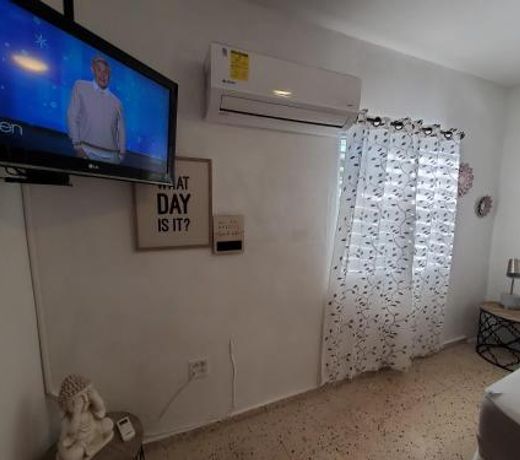 Aguadilla Surfers Lair apt with electricity water AC Wifi 8 minute walk to Crashboat beach