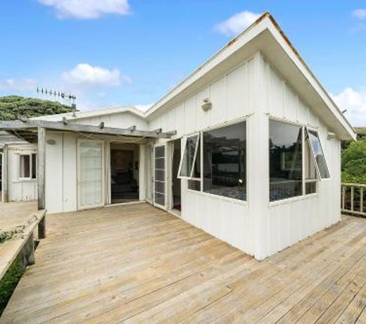 Ridge Top Views - Paekakariki Holiday Home