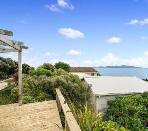 Ridge Top Views - Paekakariki Holiday Home