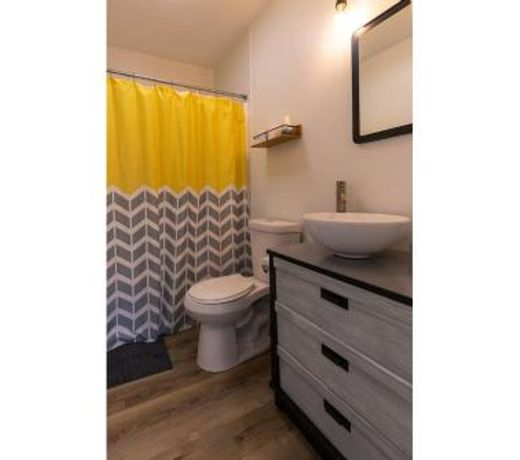 Modern minimalist comfort 5 minutes from downtown