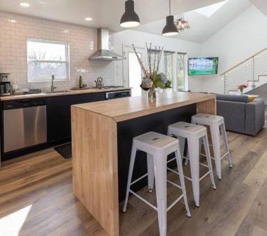Modern minimalist comfort 5 minutes from downtown
