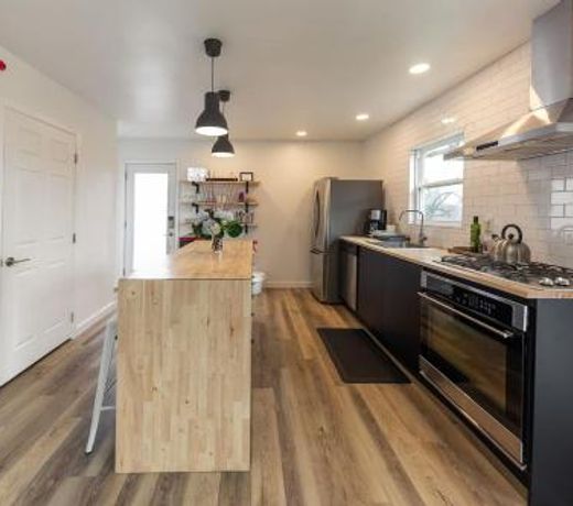 Modern minimalist comfort 5 minutes from downtown