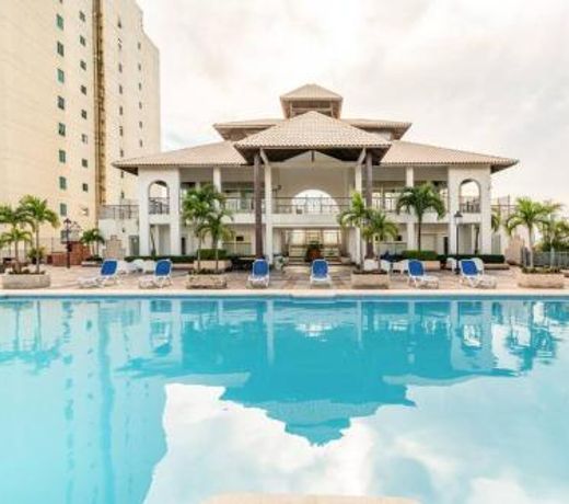 Luxurious 2BDR condo located in Prestigious Tower.