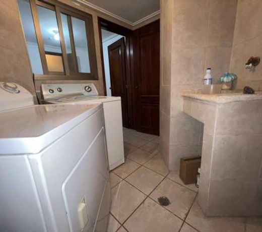 Luxurious 2BDR condo located in Prestigious Tower.