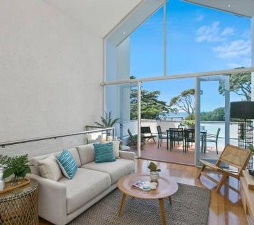 Lonnie Beach View Apartment