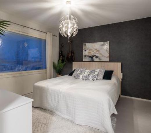Modern design w/balcony, free parking,WiFi & A/C