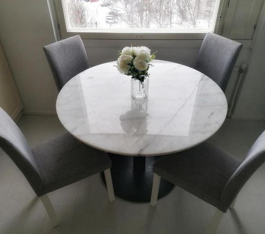 Modern design w/balcony, free parking,WiFi & A/C