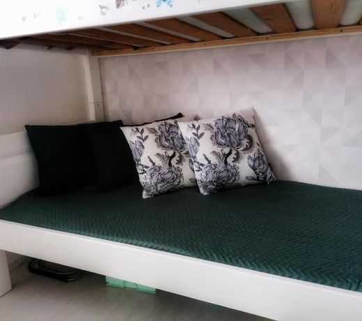 Modern design w/balcony, free parking,WiFi & A/C
