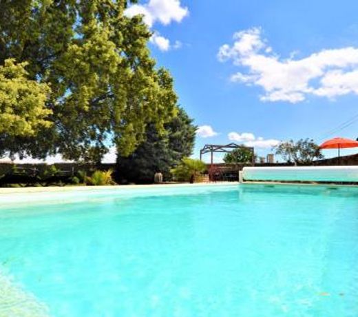 Stunning home in Pont-Saint-Esprit with Outdoor swimming pool, 5 Bedrooms and Heated swimming pool