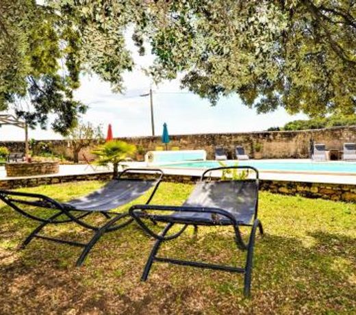 Stunning home in Pont-Saint-Esprit with Outdoor swimming pool, 5 Bedrooms and Heated swimming pool