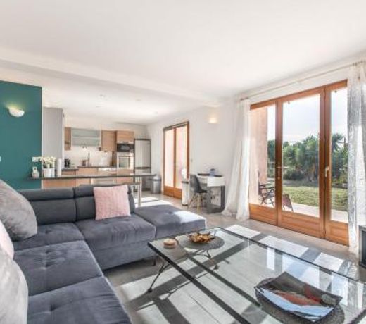 Quiet large 3-bedroom apartment with terrace, garden & incredible Mountain view