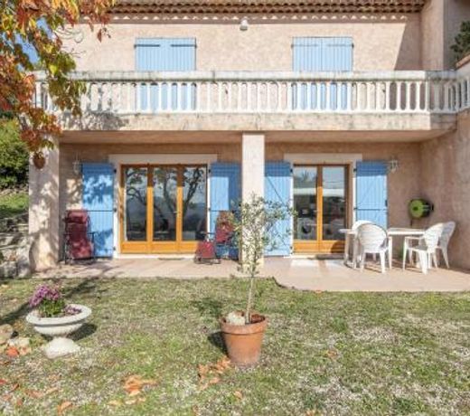 Quiet large 3-bedroom apartment with terrace, garden & incredible Mountain view