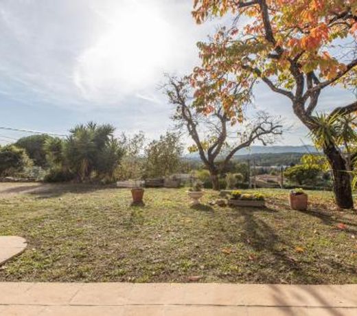 Quiet large 3-bedroom apartment with terrace, garden & incredible Mountain view