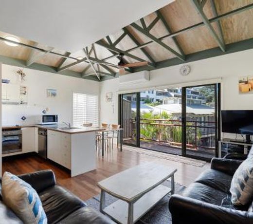 MAIN STAY - 100m to patrolled beach, pool, wifi, close to cafes