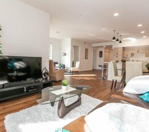 Spacious 2bedroom FREE parking king bed close to DT