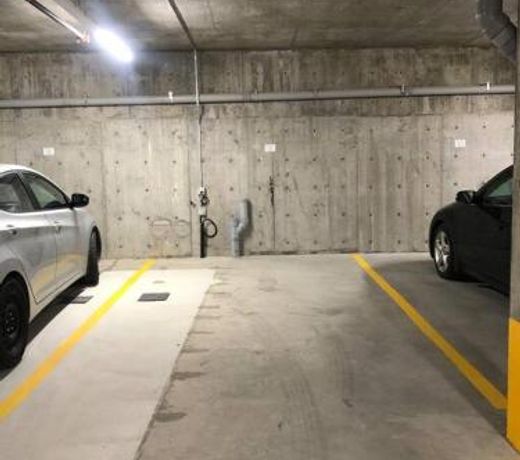 Spacious 2bedroom FREE parking king bed close to DT