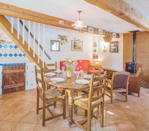 Beautiful home in Andon with 3 Bedrooms and WiFi