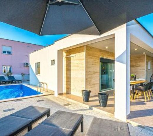 Luxury villa with a swimming pool Vir - 19346