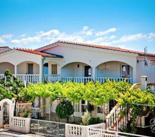 Apartment in Vir with garden furniture