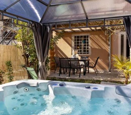 Rustic holiday house with jacuzzi, 4 Seasons