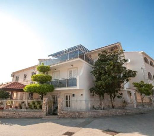 Apartment and Rooms Mato