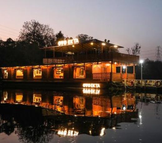 OYO 82454 Kevadia HouseBoat