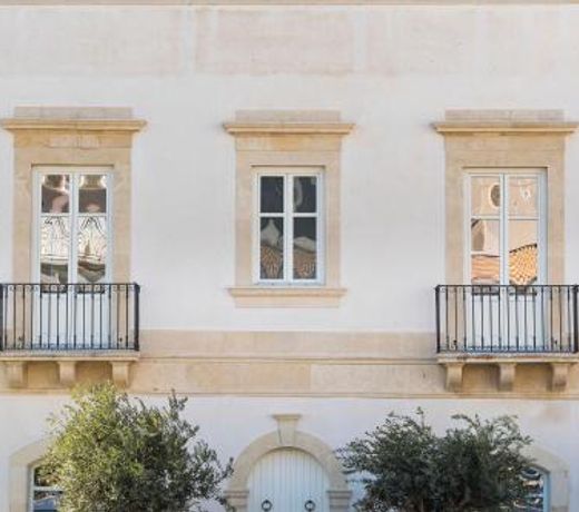 Byssus Suites
